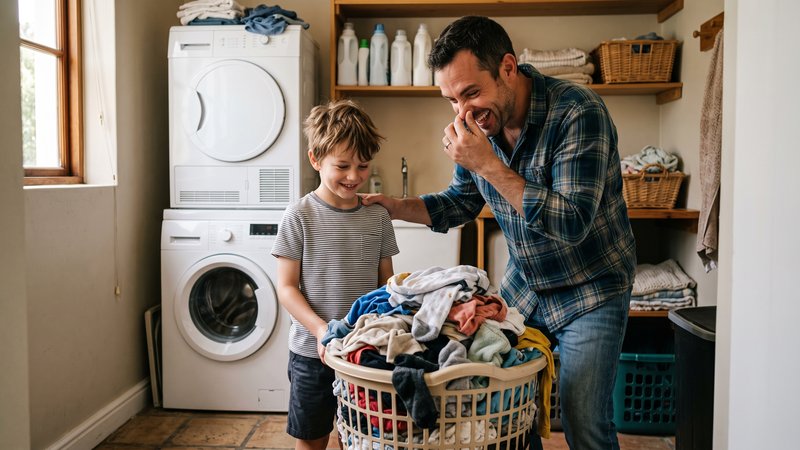 Cuando el canasto esté lleno y tu hijo no se dé cuenta, puedes entrar con humor: “Qué raro, parece que hay un tufillo por aquí”. Esa broma ligera puede recordarle la tarea sin aplastarlo.